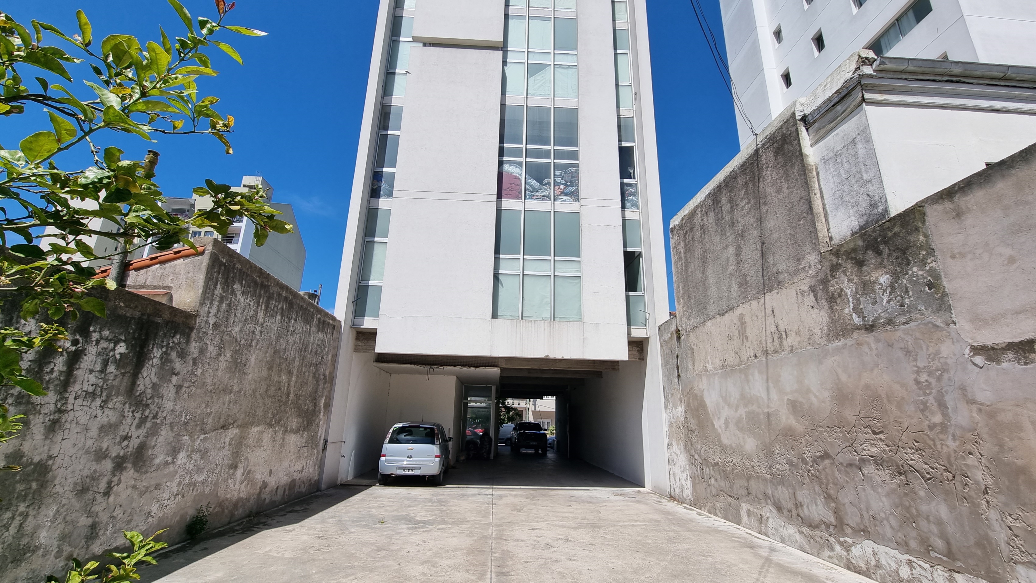 Edificio en block de 800m² cubiertos en 5 plantas. Zona San Juan.