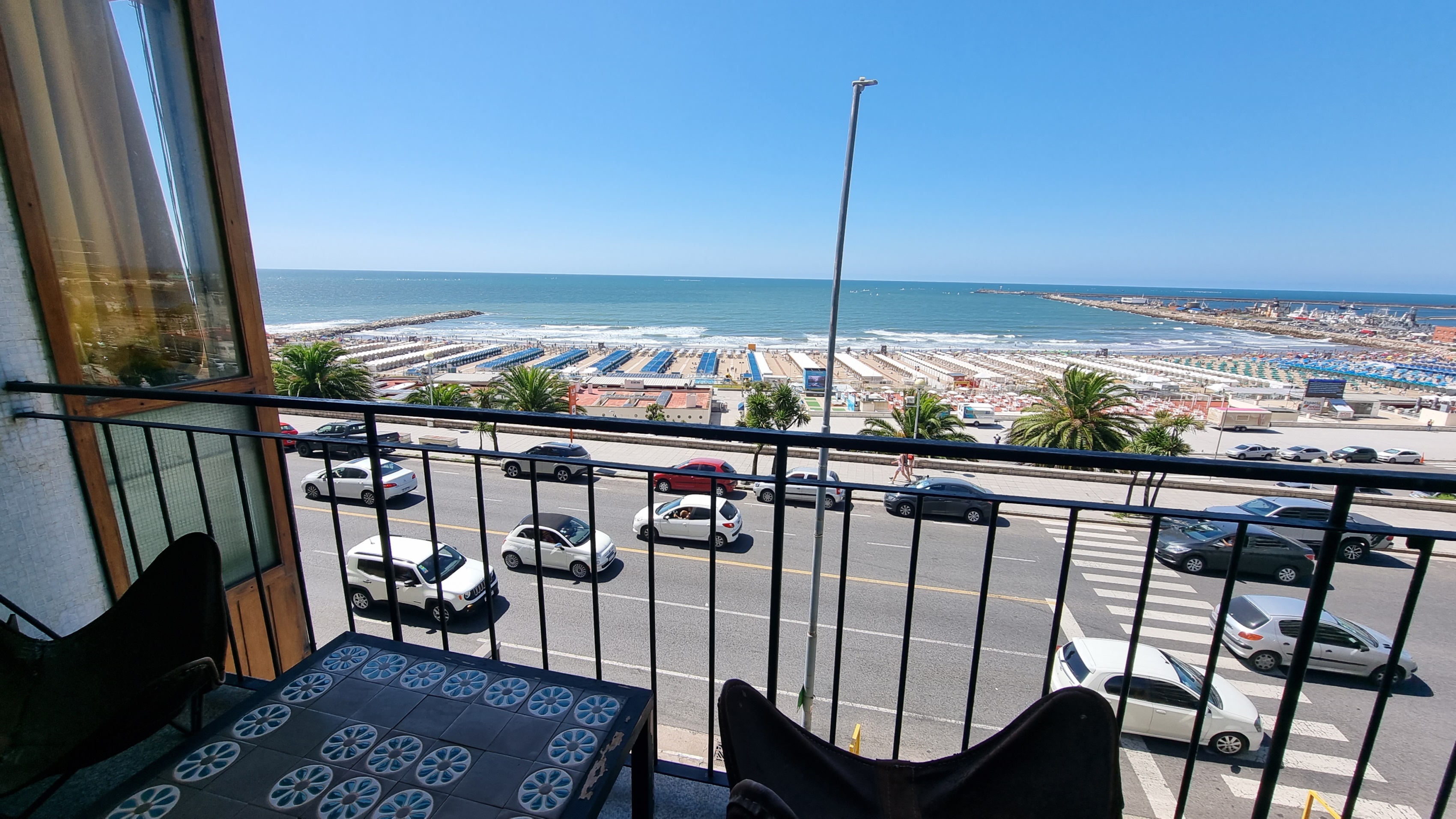 Semipiso 4 ambientes con dependencia frente al mar. Balcon, cochera y baulera. Zona Playa Grande