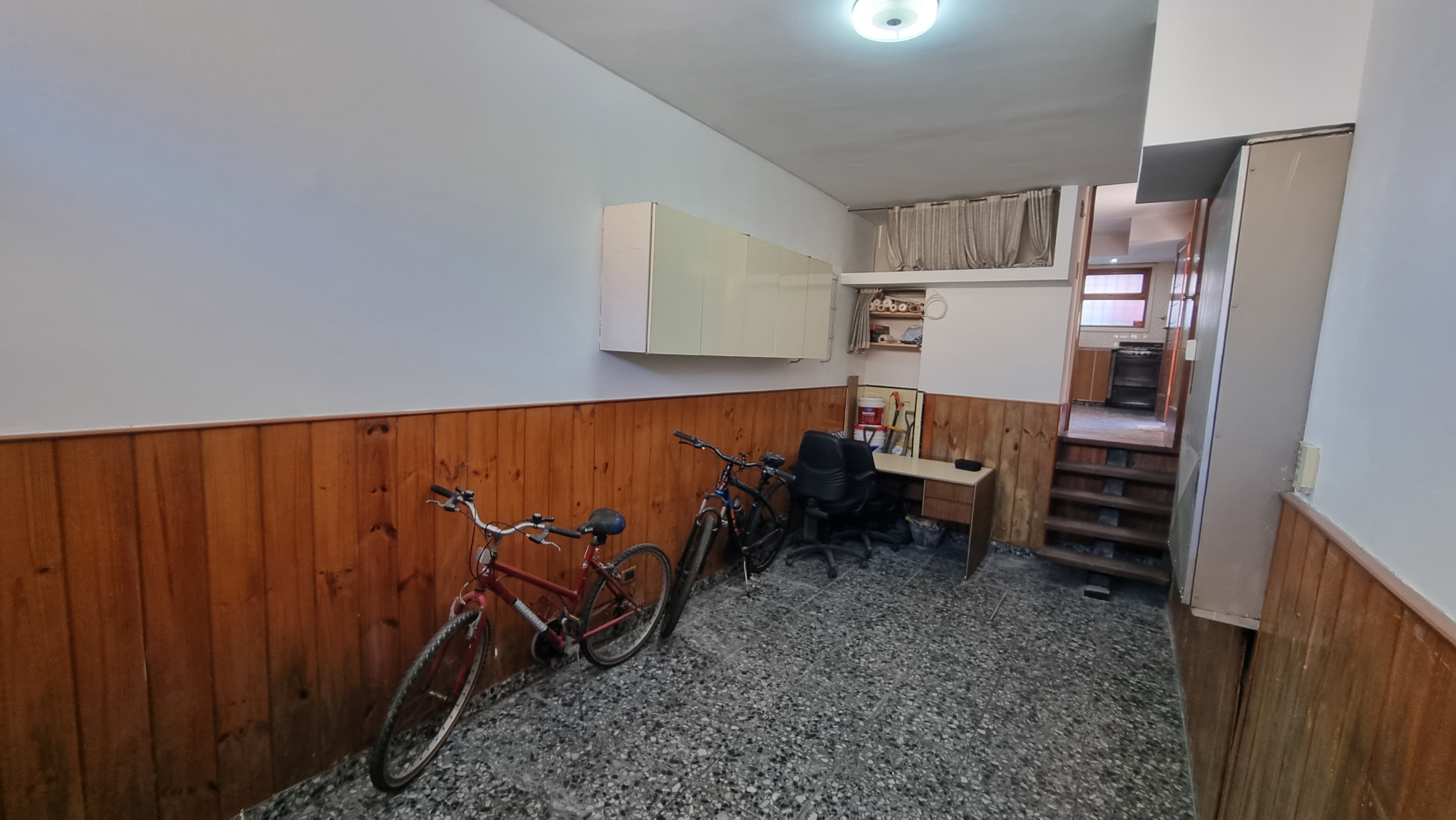 En venta: Chalet de 3 ambientes en esquina con garage y trotadora. Zona San Carlos.