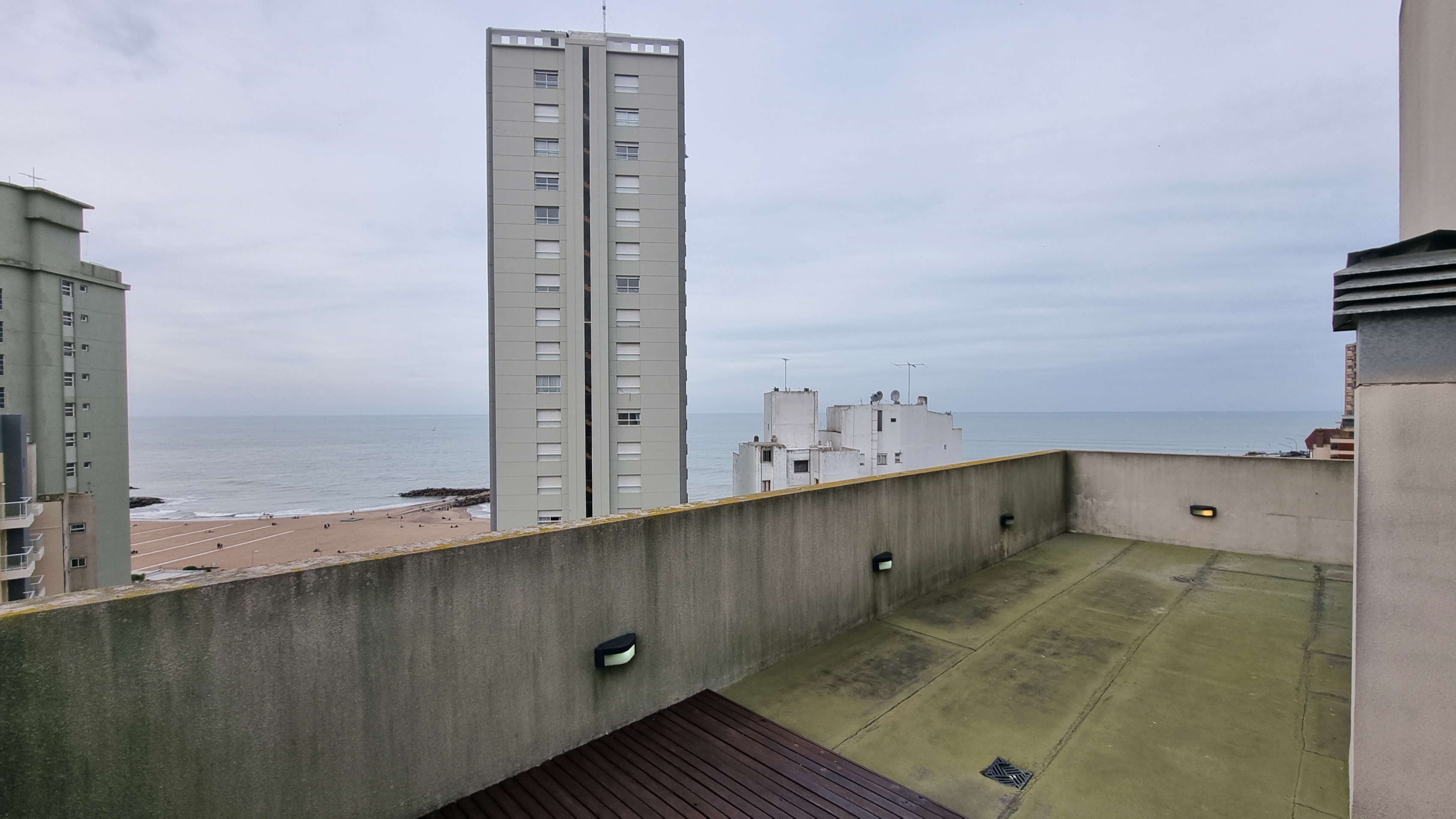 En venta. Departamento de 2 ambientes con balcón saliente vista al mar. Zona La Perla