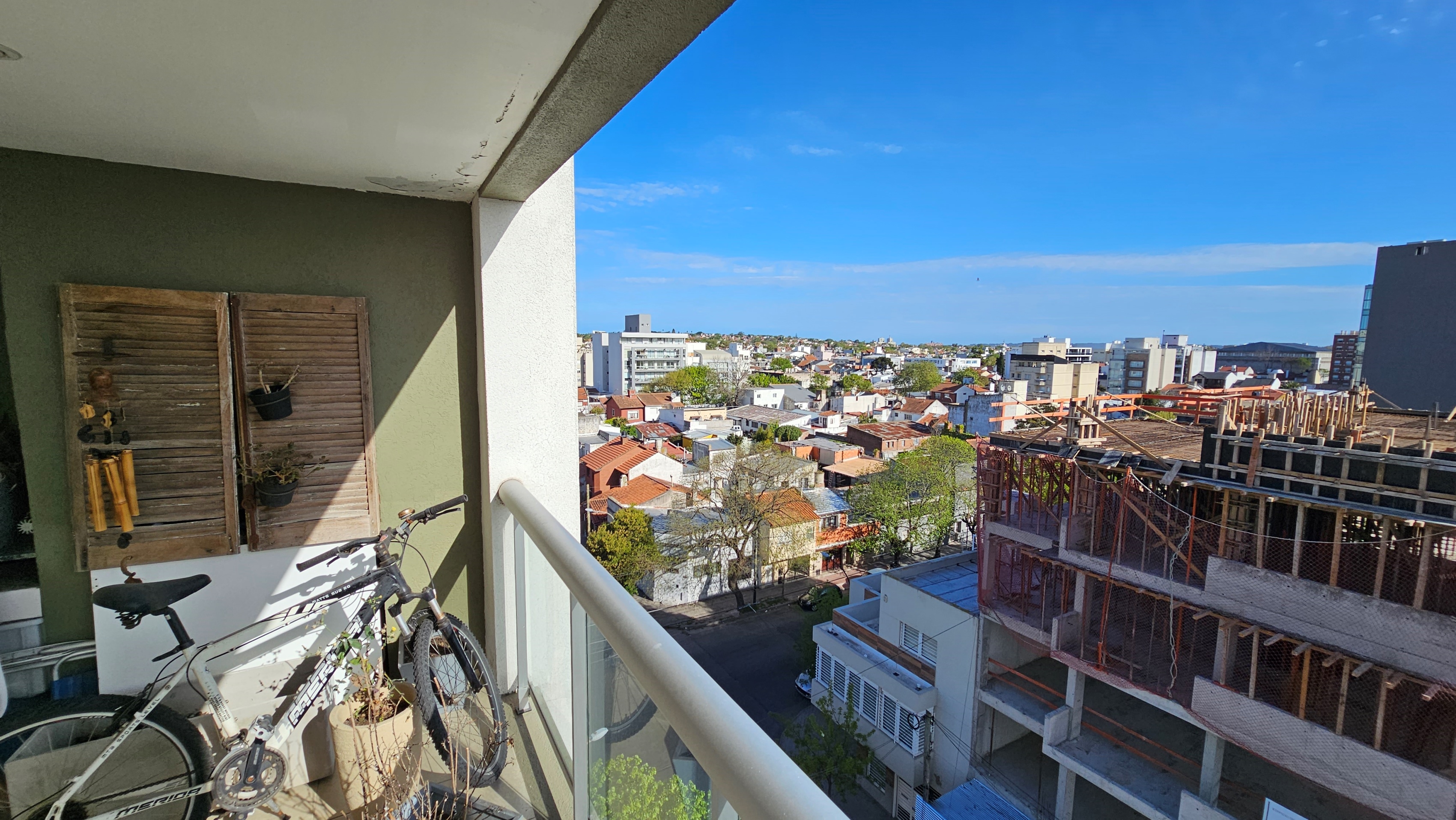 En venta. Piso de 4 ambientes con balcón terraza con parrilla y cochera. Barrio Chauvin. 