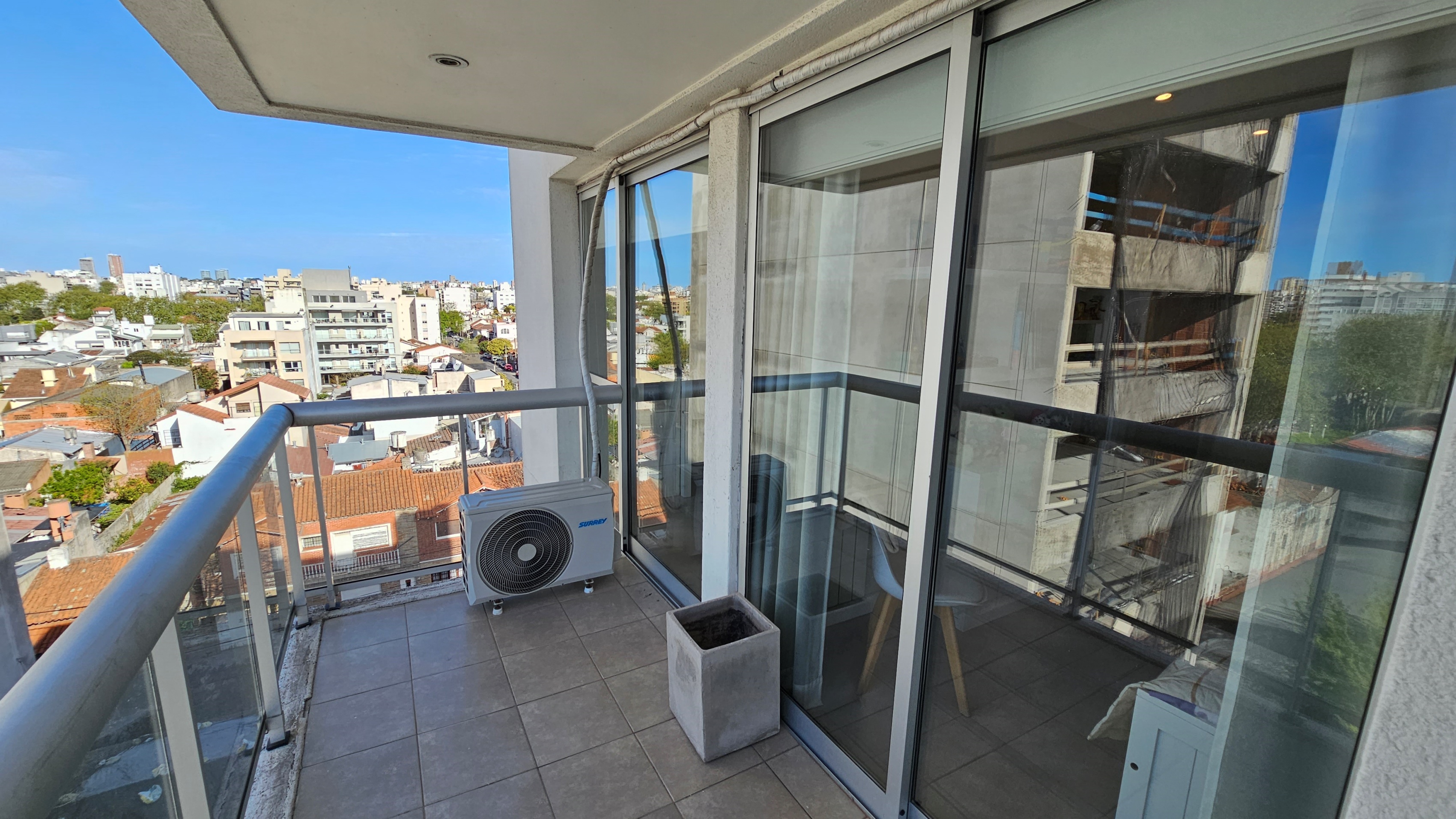 En venta. Piso de 4 ambientes con balcón terraza con parrilla y cochera. Barrio Chauvin. 