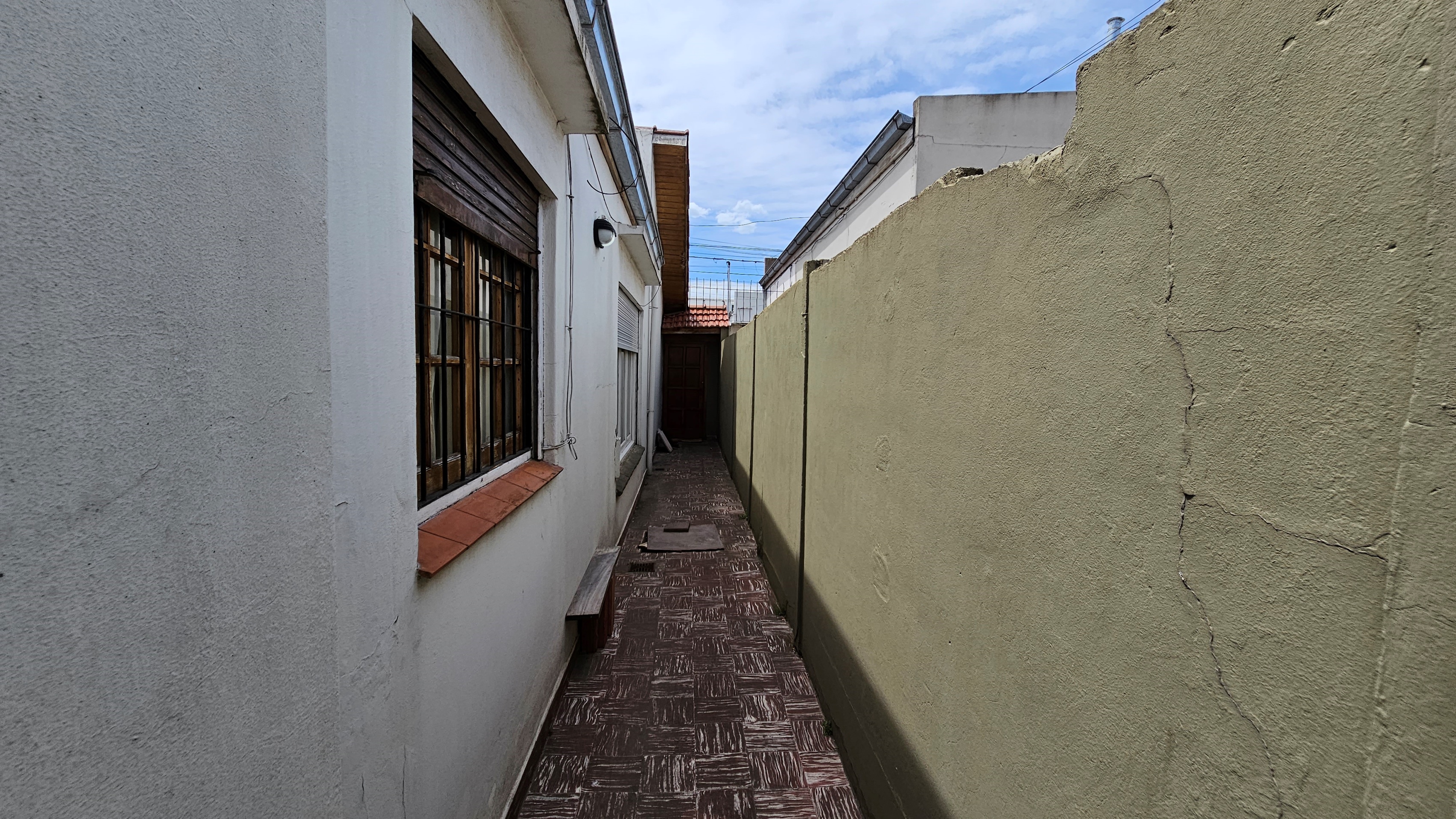 En venta. Chalet de 3 ambientes con quincho, patio y garage. Barrio Don Bosco.