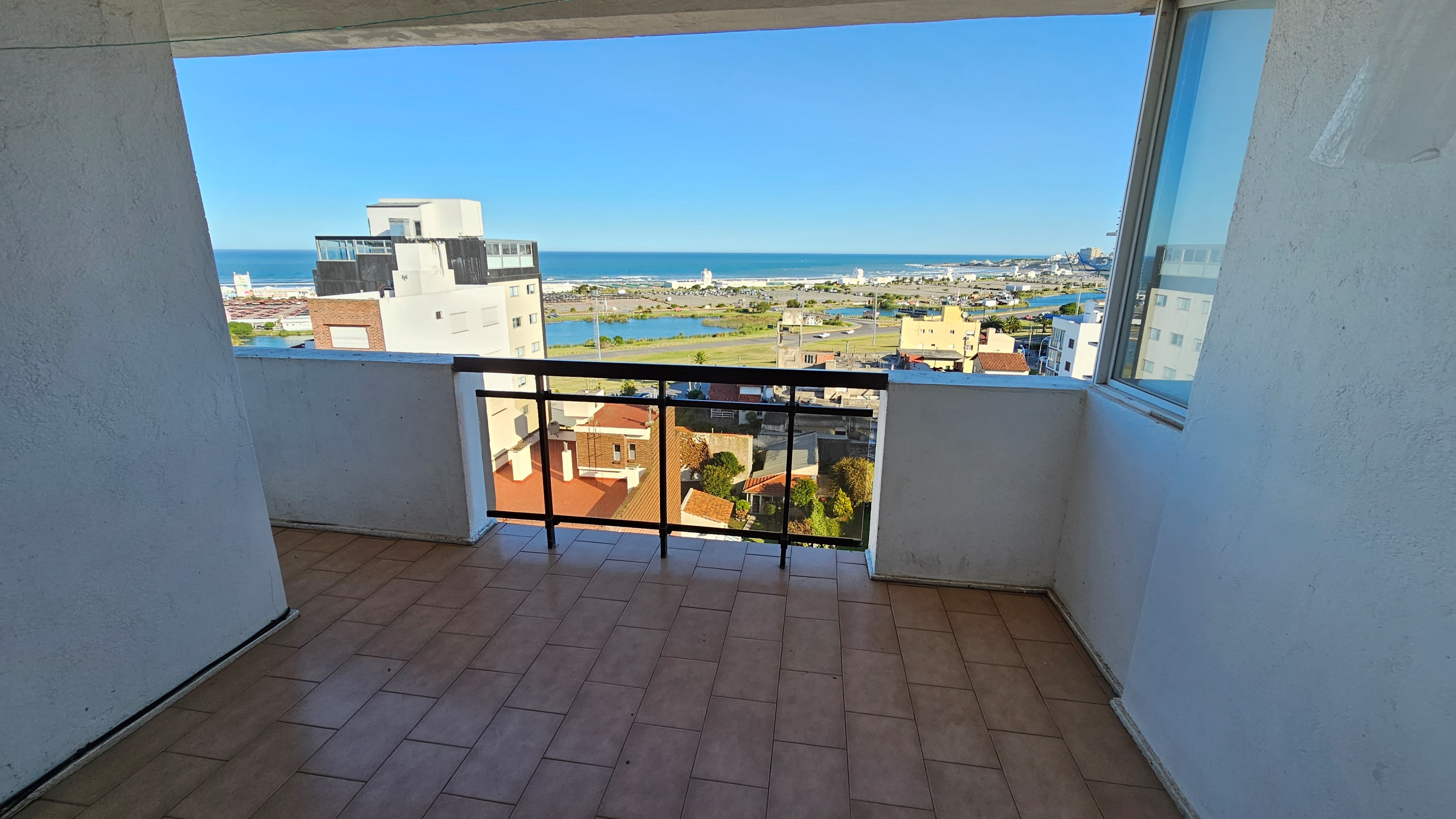 En venta departamento de 3 ambientes  con cochera y balcón terraza . Punta Mogotes.