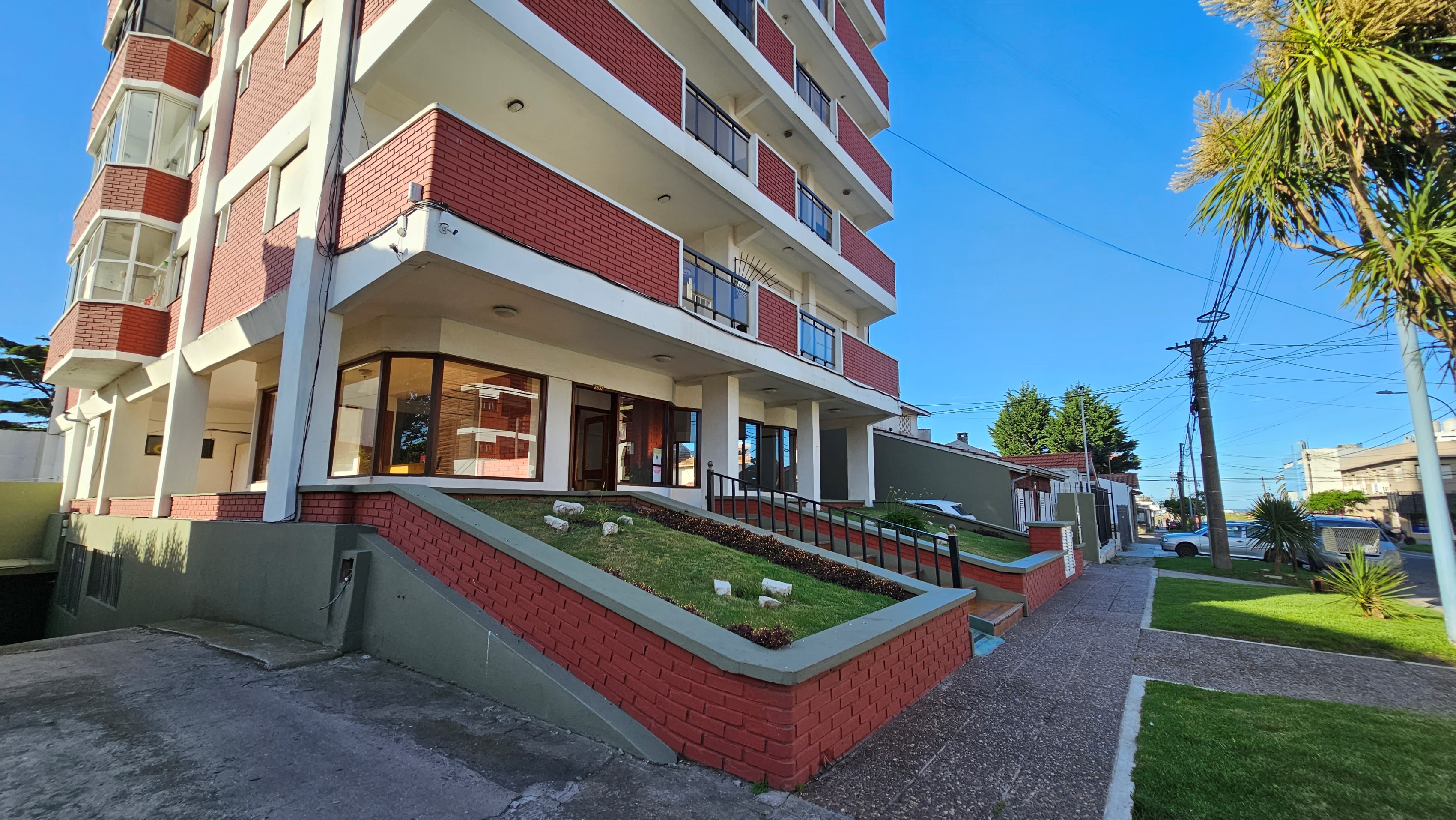 En venta departamento de 3 ambientes  con cochera y balcón terraza . Punta Mogotes.