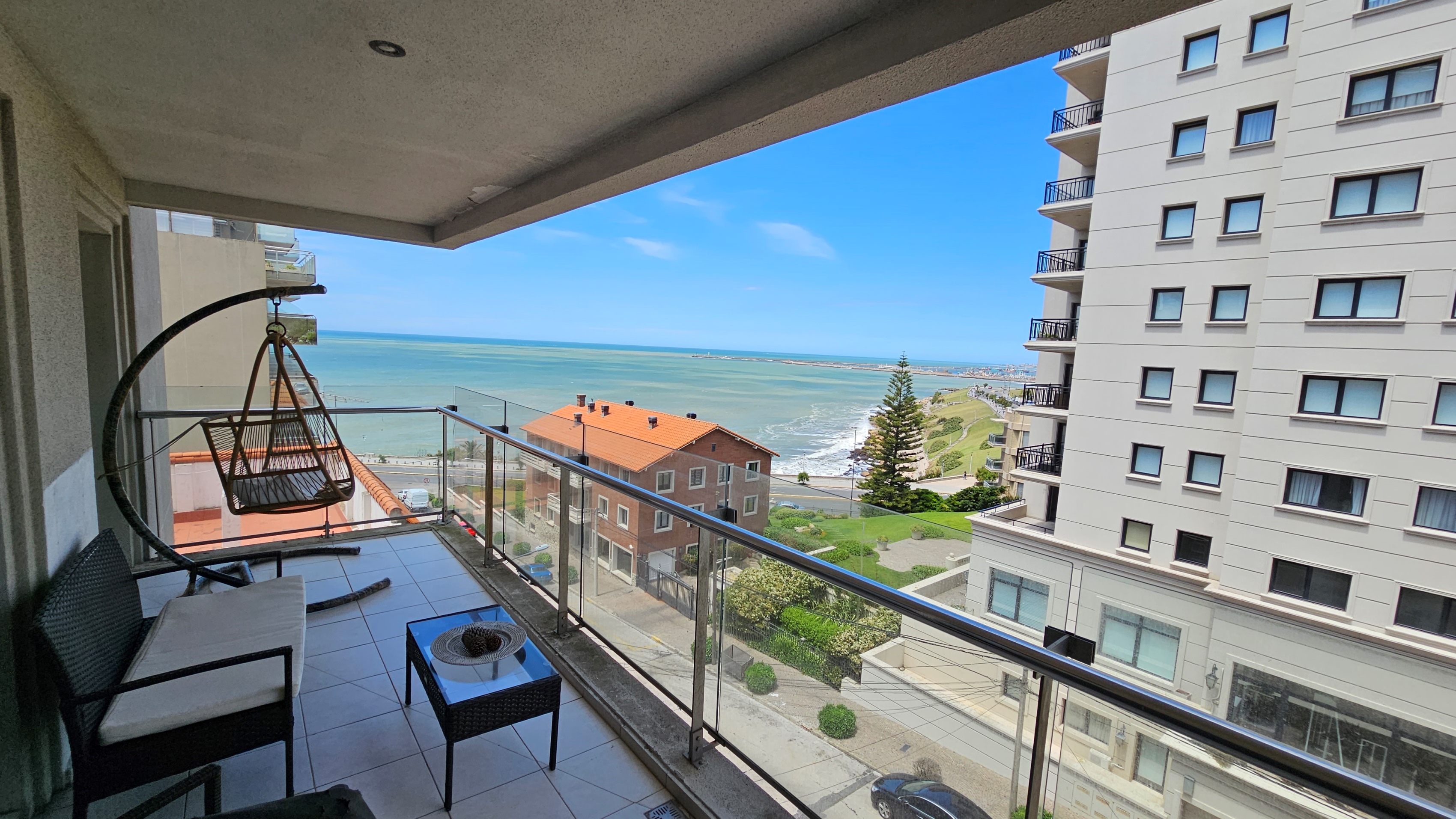 En venta departamento de 4 ambientes vista al mar, con cochera doble. Zona Playa Chica.  Edificio "Villa Lujan" 