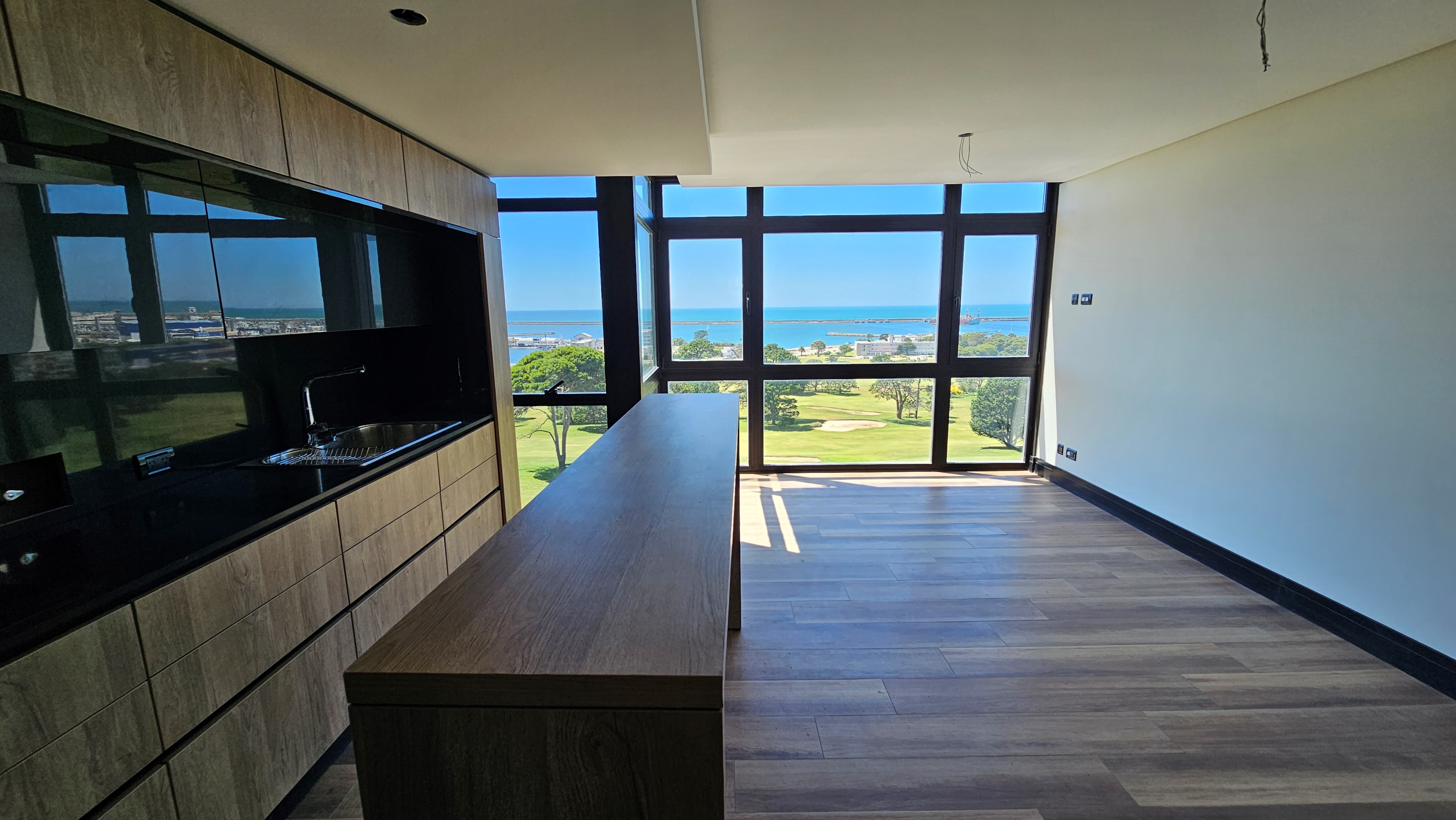 En venta. Semipiso de 2 ambientes con vista plena al mar y al golf Playa Grande 