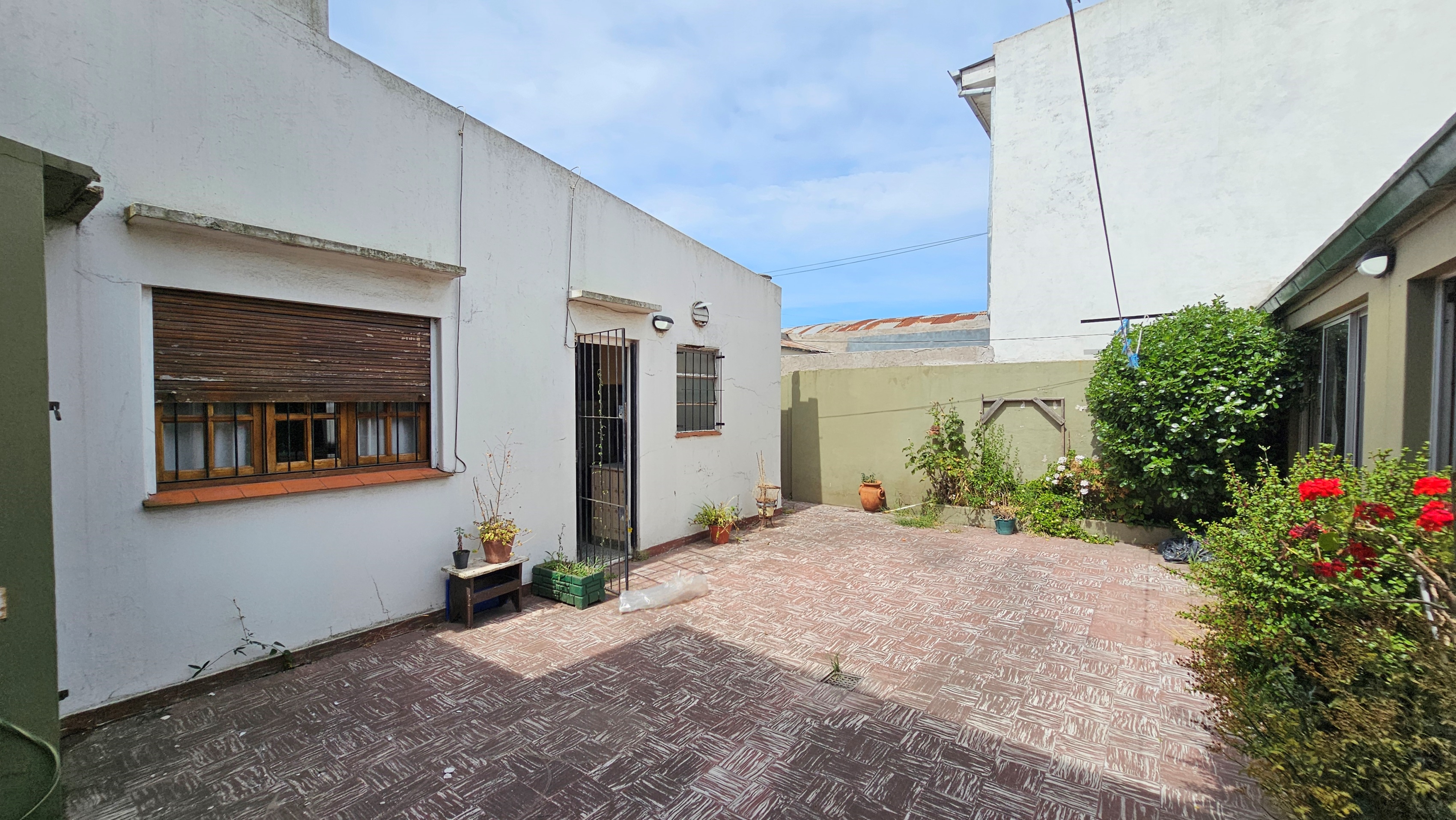 En venta. Chalet de 3 ambientes con quincho, patio y garage. Barrio Don Bosco.