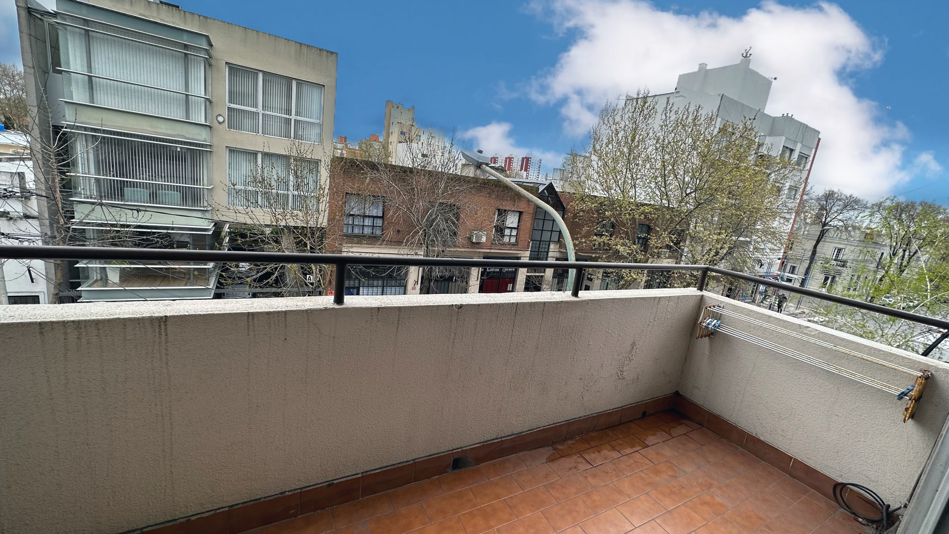 En venta departamento de 1 ambientes con balcón al frente. A metros de Plaza Rocha.