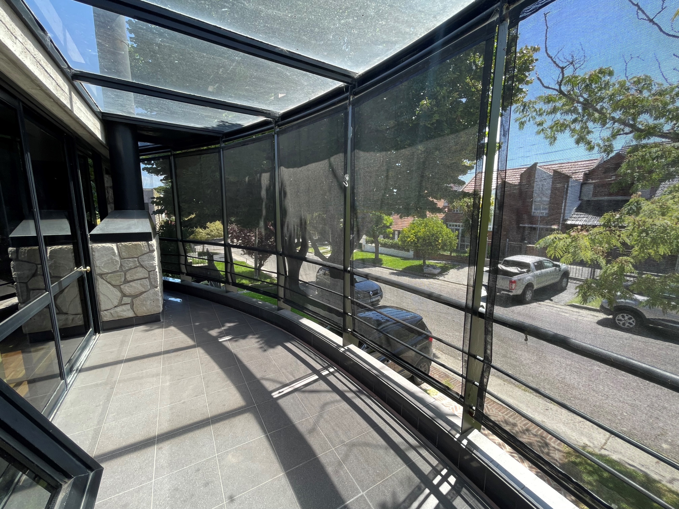 En venta. Chalet 4 ambientes con garage/quincho para 2 autos, parque y terraza. Zona San Carlos.